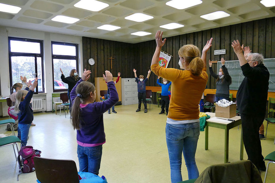 Symbolische Mantelteilung mit den Kommunionkindern